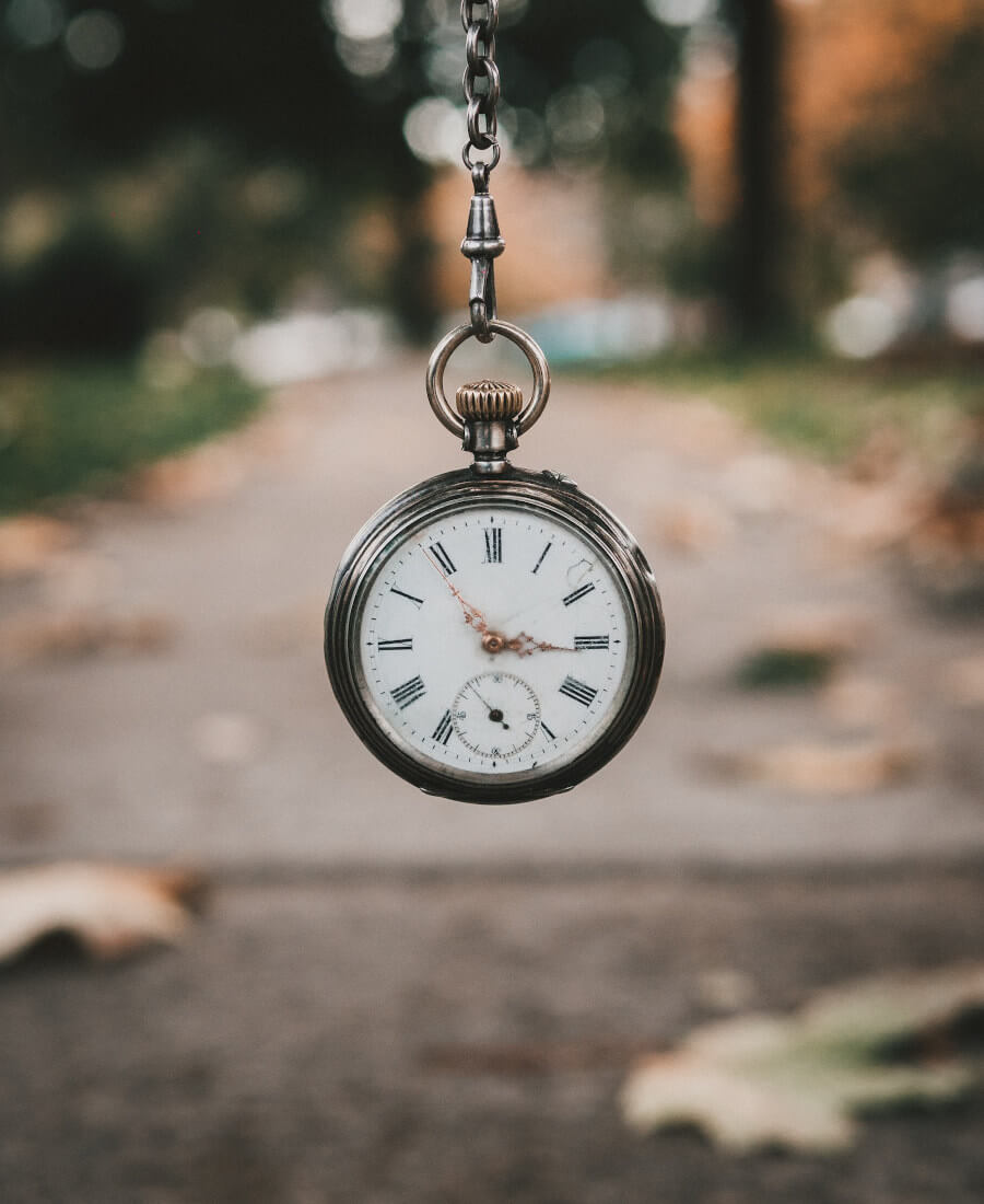 Pasos para dar cuerda a un reloj