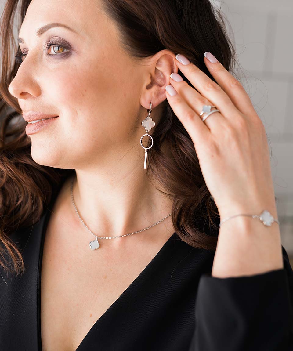 como combinar joyas en celebraciones